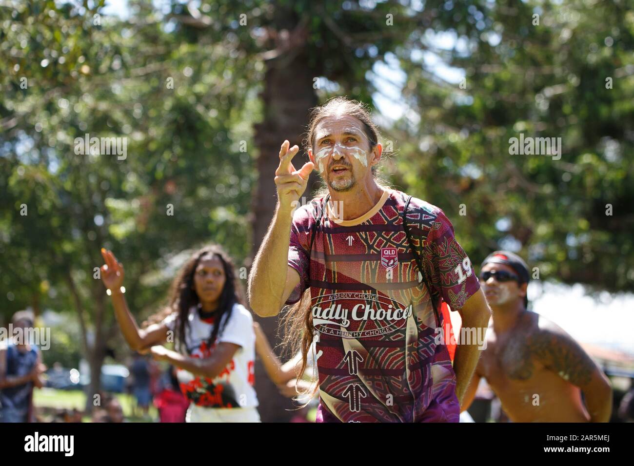 El manifestante realiza una danza tradicional en Musgrave Park durante el rallye.el pueblo indígena Yuggera y Turrbal organizaron un rallye conocido como Meanjin en una fecha que es sinónimo del comienzo del dominio colonial británico y la opresión de los aborígenes. Otros temas discutidos en la manifestación incluyeron la lucha contra la injusticia y el recuerdo de Las Generaciones Robadas y la soberanía aborigen. Foto de stock