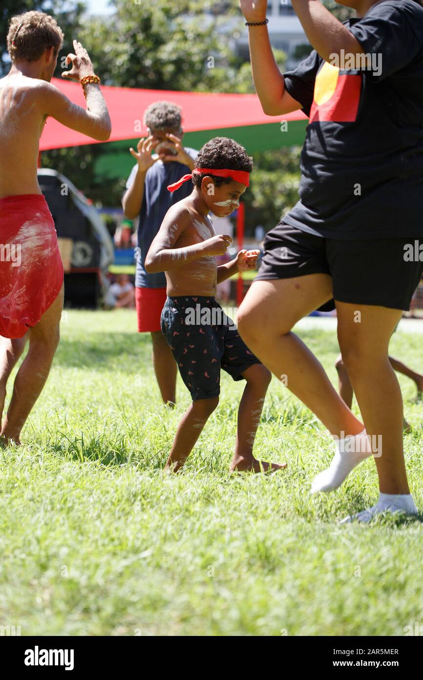 Un niño realiza una danza tradicional en Musgrave Park durante el rallye.el pueblo indígena Yuggera y Turrbal organizaron un rallye conocido como Meanjin en una fecha que es sinónimo del comienzo del dominio colonial británico y la opresión de los aborígenes. Otros temas discutidos en la manifestación incluyeron la lucha contra la injusticia y el recuerdo de Las Generaciones Robadas y la soberanía aborigen. Foto de stock