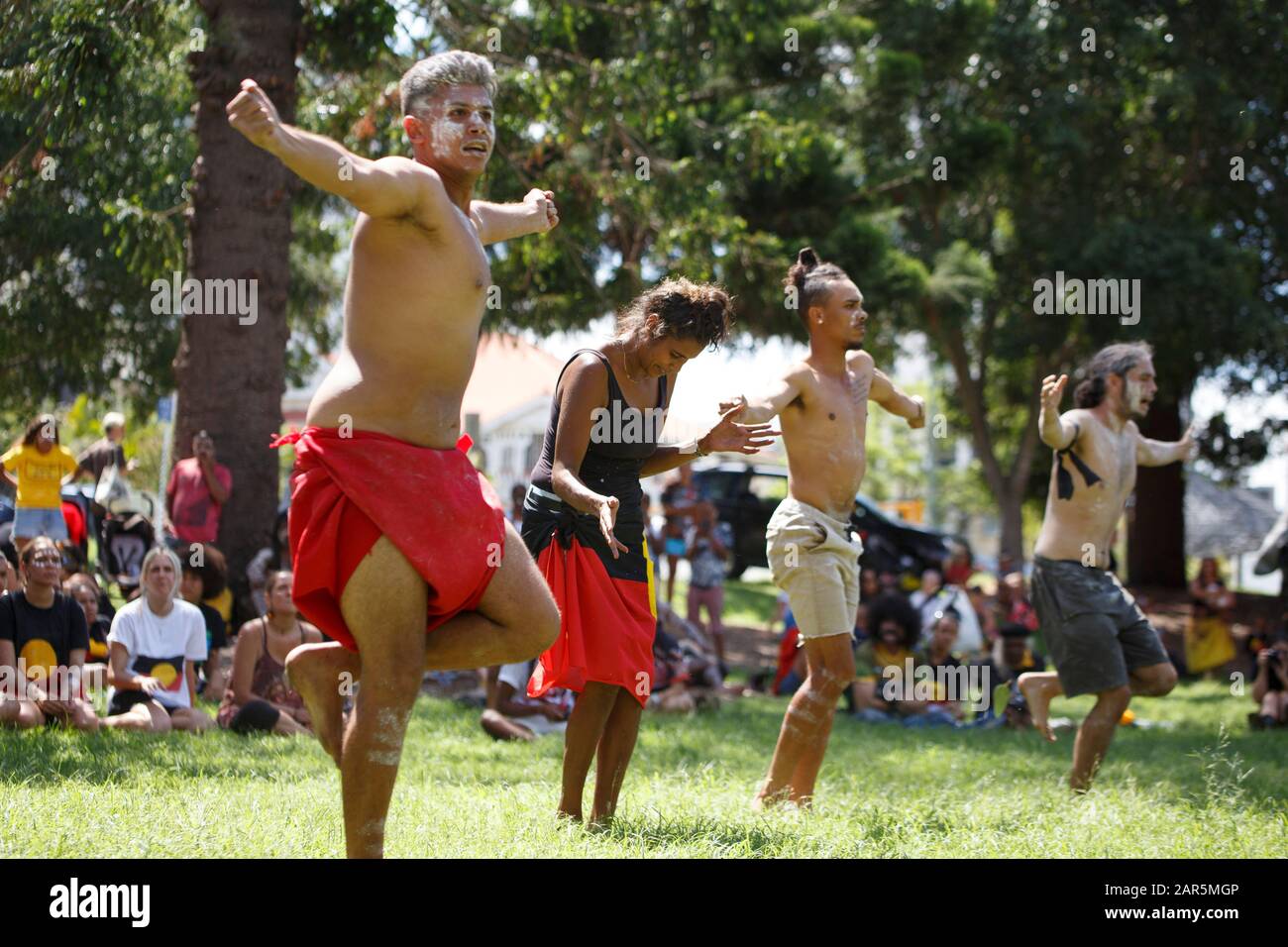 Los manifestantes realizan una danza tradicional en Musgrave Park durante el rallye.el pueblo indígena Yuggera y Turrbal organizaron un rallye conocido como Meanjin en una fecha que es sinónimo del comienzo del gobierno colonial británico y la opresión de los aborígenes. Otros temas discutidos en la manifestación incluyeron la lucha contra la injusticia y el recuerdo de Las Generaciones Robadas y la soberanía aborigen. Foto de stock