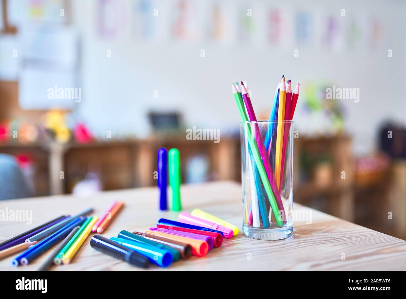 Escritorio con un montón de lápices de colores y lápiz para dibujar en el  kindergarten Fotografía de stock - Alamy