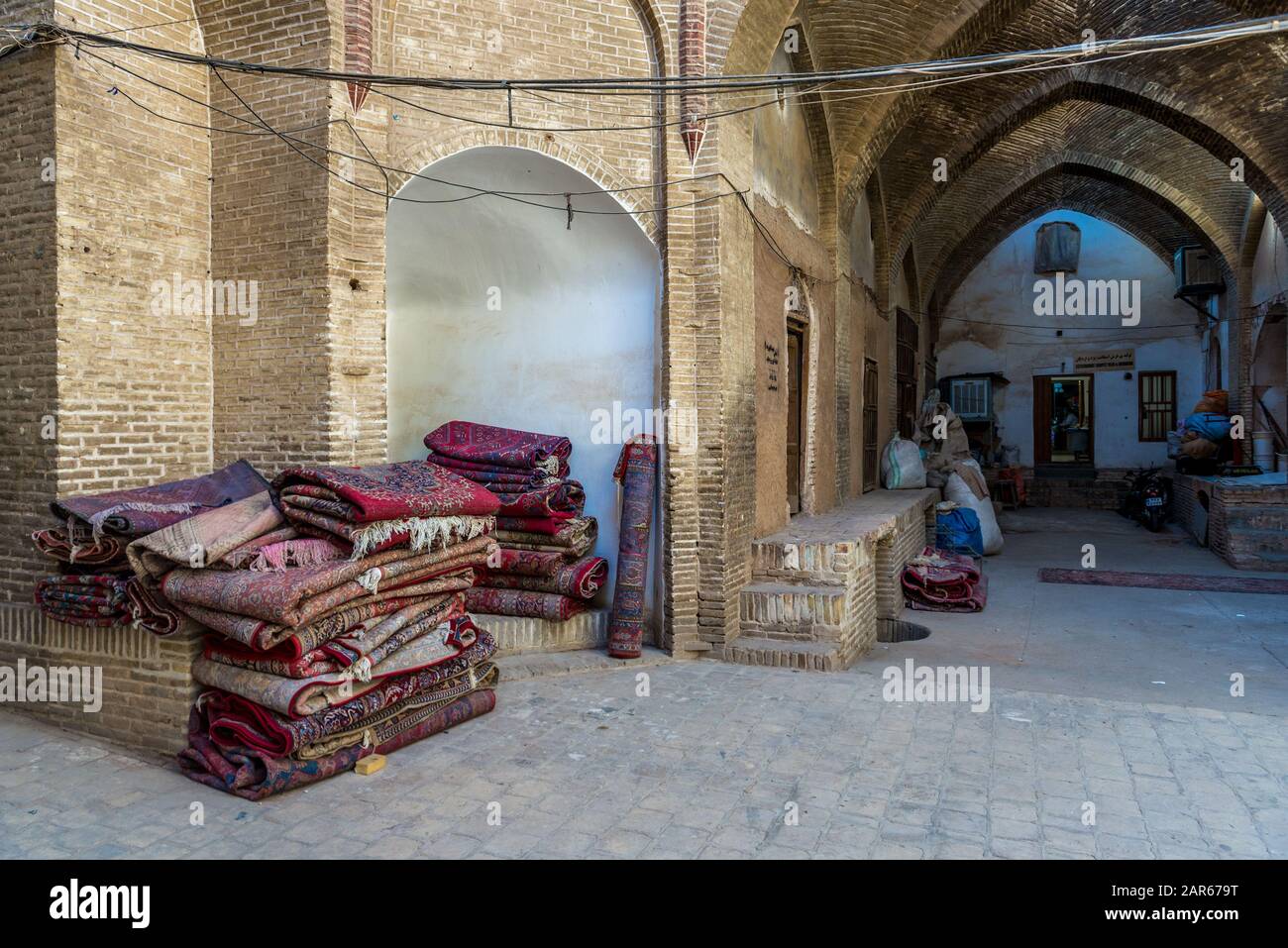 Las alfombras en el antiguo bazar Khan en Yazd, capital de la provincia de Yazd de Irán Foto de stock