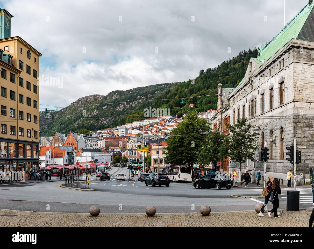 Editorial 09.03.2019 Bergen Noruega Vista de una de las calles principales Småstrandgaten y en el fondo la montaña circundante puede verse con hou Foto de stock