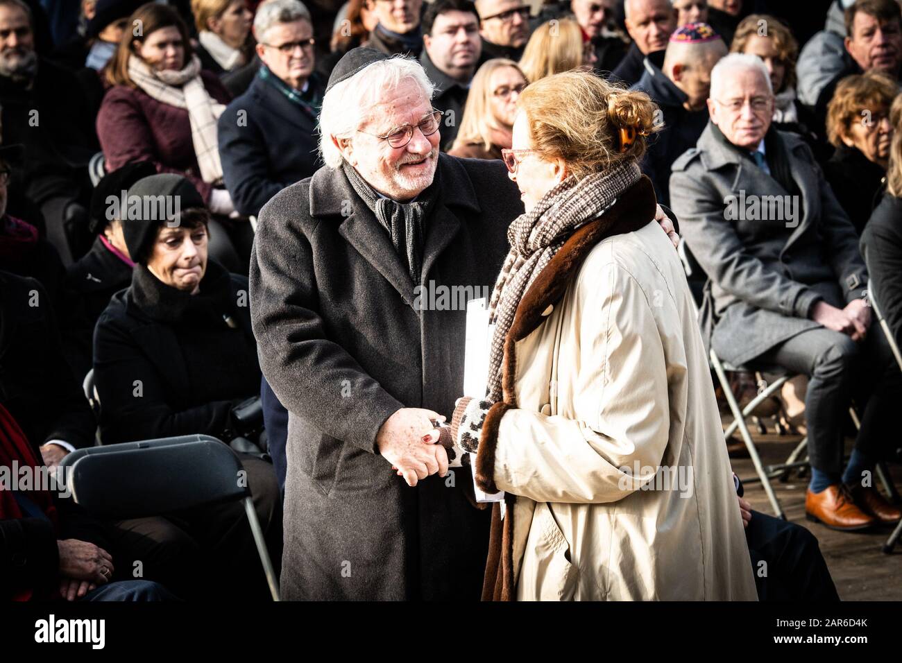 Ámsterdam, Países Bajos. 26 de enero de 2020. Amsterdam, 26-01-2020, marcha silenciosa por Ámsterdam y el Monumento Nacional del Holocausto en el monumento a SpiegelMonument ‘Nooit Meer Auschwitz’ en el Wertheimpark. Jacques Grishaver Y Eva Weijl. Crédito: Pro Shots/Alamy Live News Foto de stock