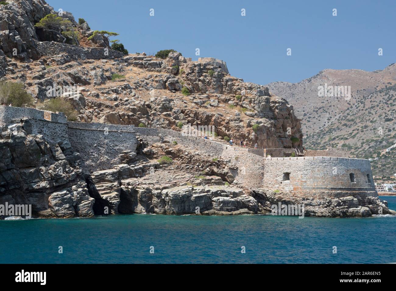 Spinalonga, Creta desde el mar Foto de stock