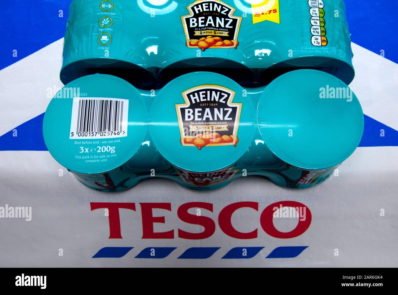 Tesco UK a partir de marzo de 2020 abandonará la venta de latas multipack envueltas en plástico para cortar el embalaje y ofrecerá en su lugar ofertas multicompradas. Foto de stock