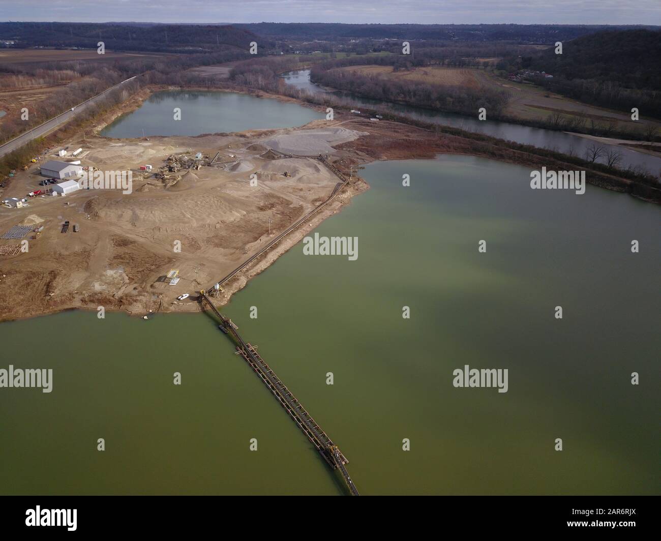 Drone foso aéreo de grava que clasifica el río glacial grava Ohio Foto de stock