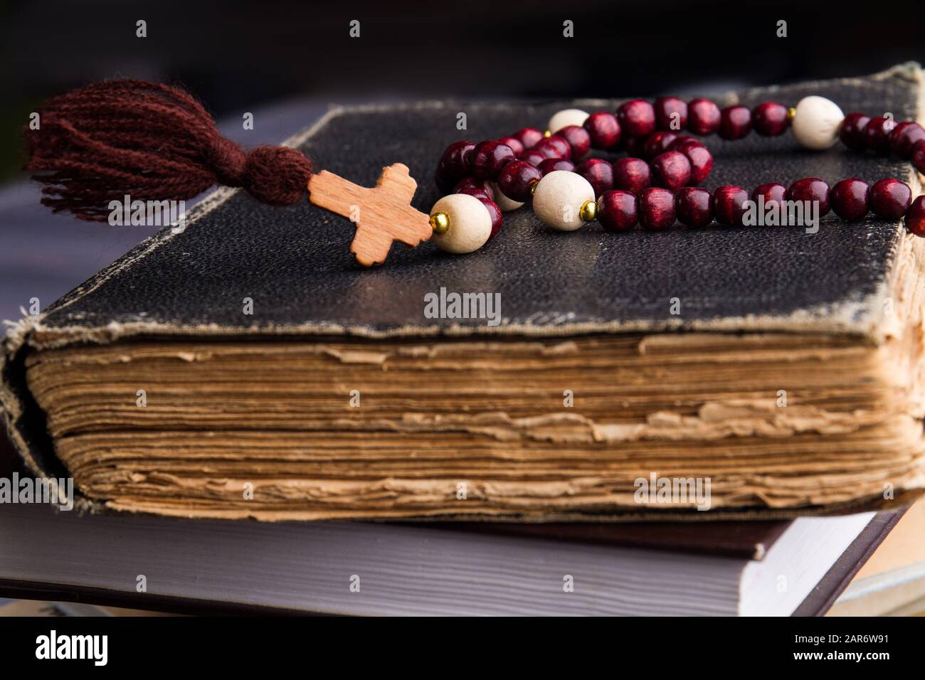 Símbolo de fe cristiana y biblia Fotografía de stock Alamy