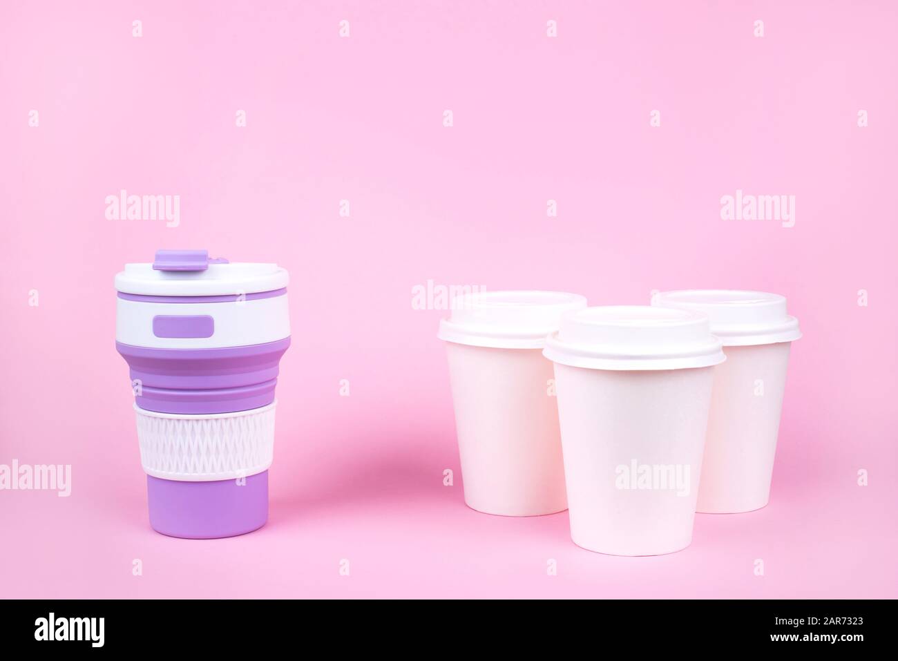 Taza de café reutilizable vs los vasos desechables Fotografía de stock -  Alamy