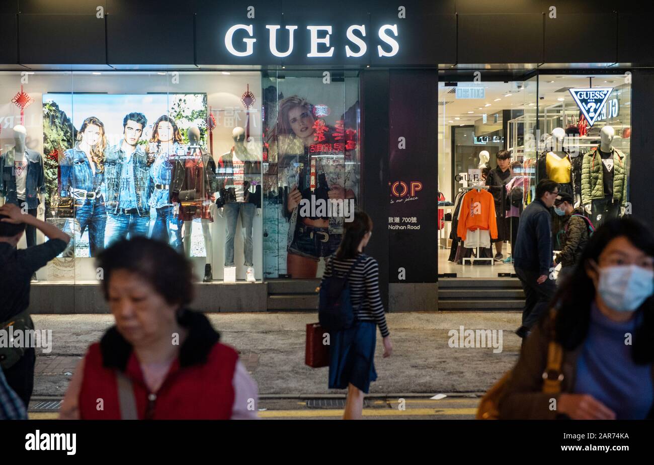 Marca de ropa americana y tienda De Venta al por menor Guess vista en Hong  Kong Fotografía de stock - Alamy