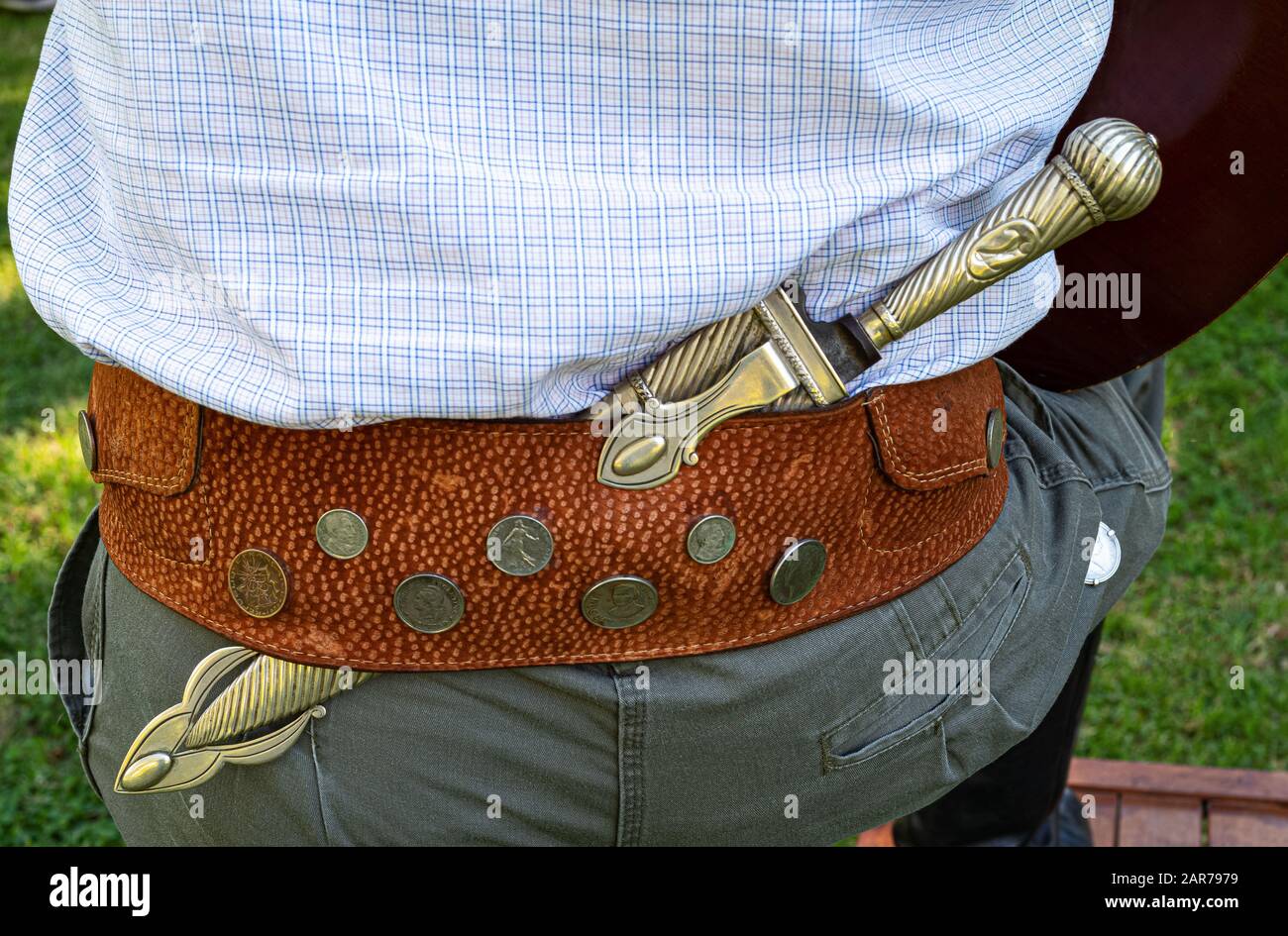 Areco, Argentina, detalle del cinturón tradicional y cuchillo de un gaucho  en una finca rural Fotografía de stock - Alamy