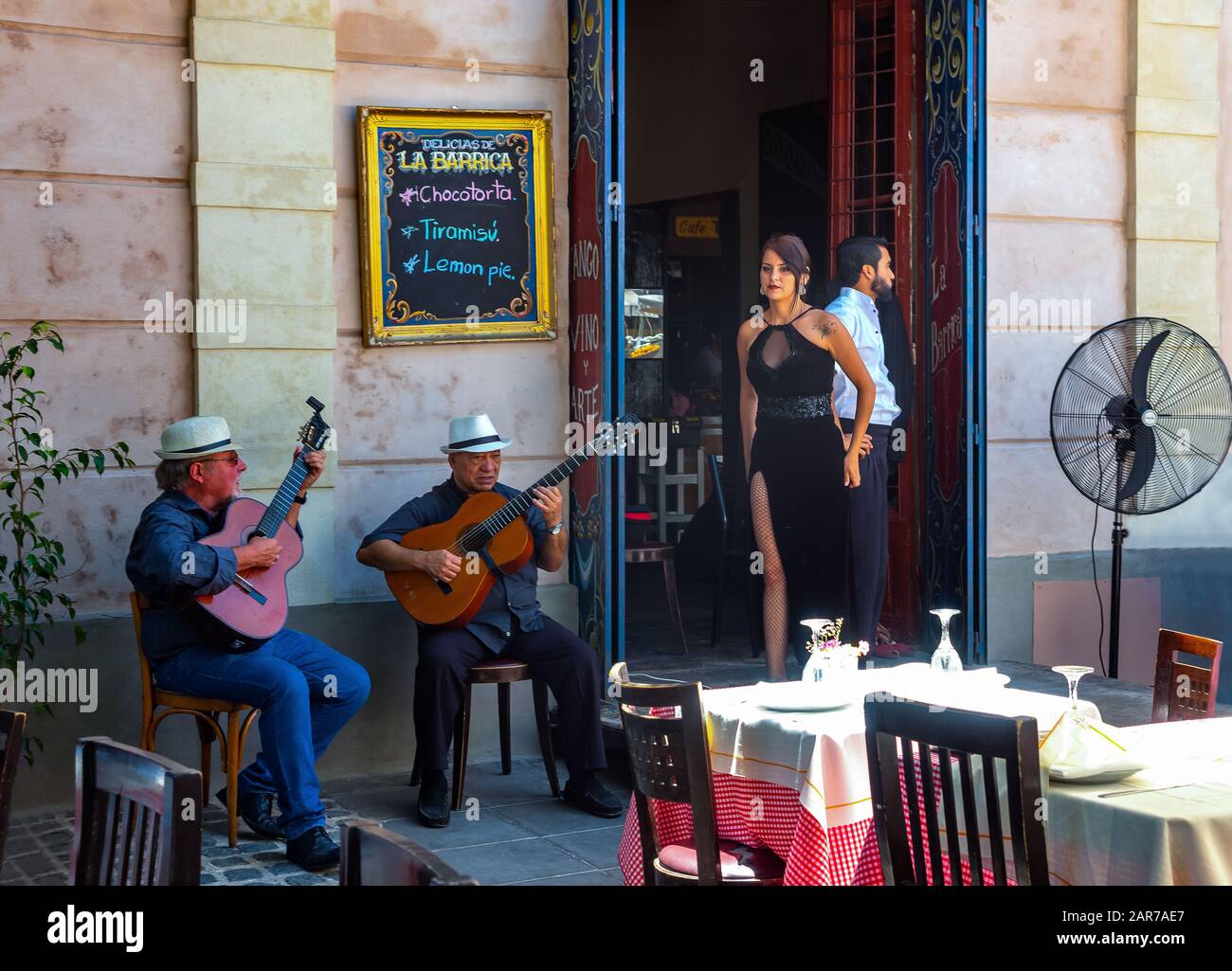 Buenos Aires, Argentina - 19 de enero de 2018: Barrio de la Boca, bailarines y músicos de tango tradicionales en un bar y restaurante de la calle Caminito Foto de stock