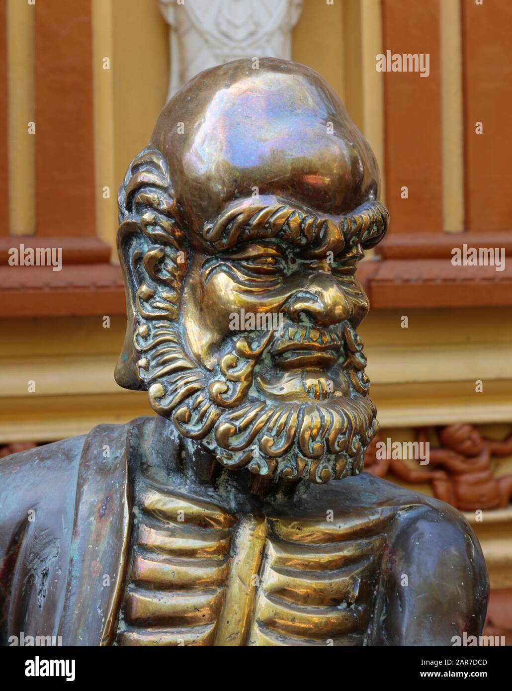 Estatua de bronce, posiblemente un Dios chino o figura de guarda en el frente del templo budista de Gangaramaya en Colombo, Sri Lanka Foto de stock