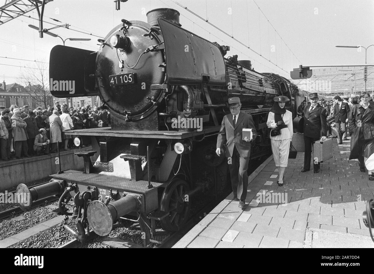 Orient Express con locomotora antigua en CS en la haya Fecha: 26 de marzo de 1982 ubicación: La haya, Zuid-Holland palabras clave: Locomotoras, ferrocarriles, trenes Foto de stock