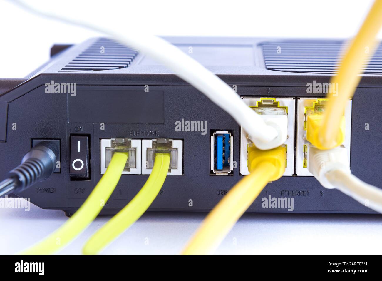 Peligro Pedagogía Microprocesador Conexión de cables ADSL y ethernet de módem Fotografía de stock - Alamy