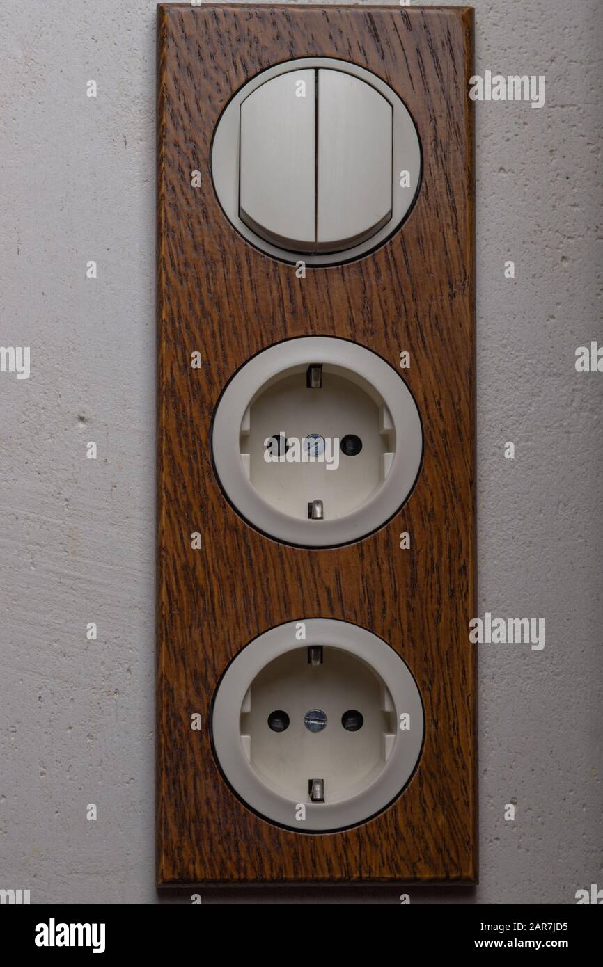 Conector hembra doble eléctrico estándar europeo y interruptor doble con  ribete de madera hecho a mano. Diseño interior vintage en estilo loft  Fotografía de stock - Alamy