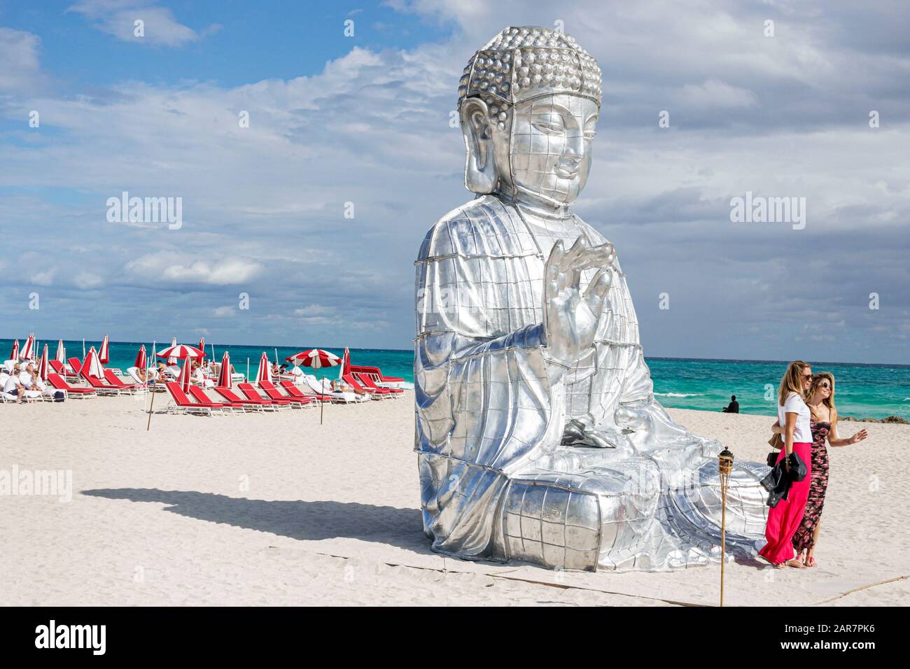 Florida Miami Beach Atlantic Ocean Art Basel Week Distrito de Faena Barrio cultural Buda monumental escultura artista chino Zhang Huan mujer pos Foto de stock