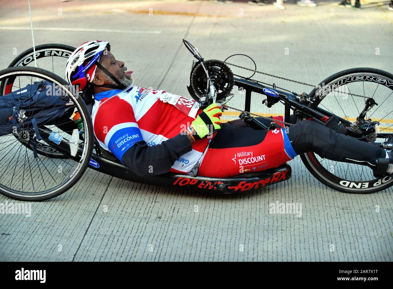 Chicago, Illinois, EE.UU. El atleta de handcycle Carl Morgan de los Estados Unidos, que llega a una parada justo más allá de la línea de meta en el maratón de Chicago de 2019. Foto de stock