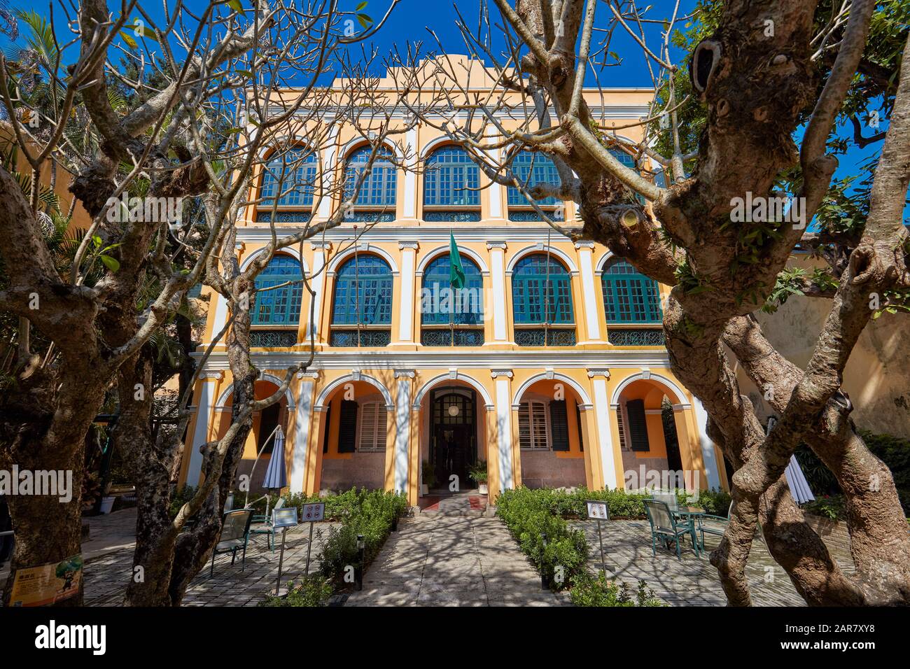 Fachada de la histórica mansión colonial que ahora alberga la biblioteca Sir Robert Ho Tung. Macao, China. Foto de stock