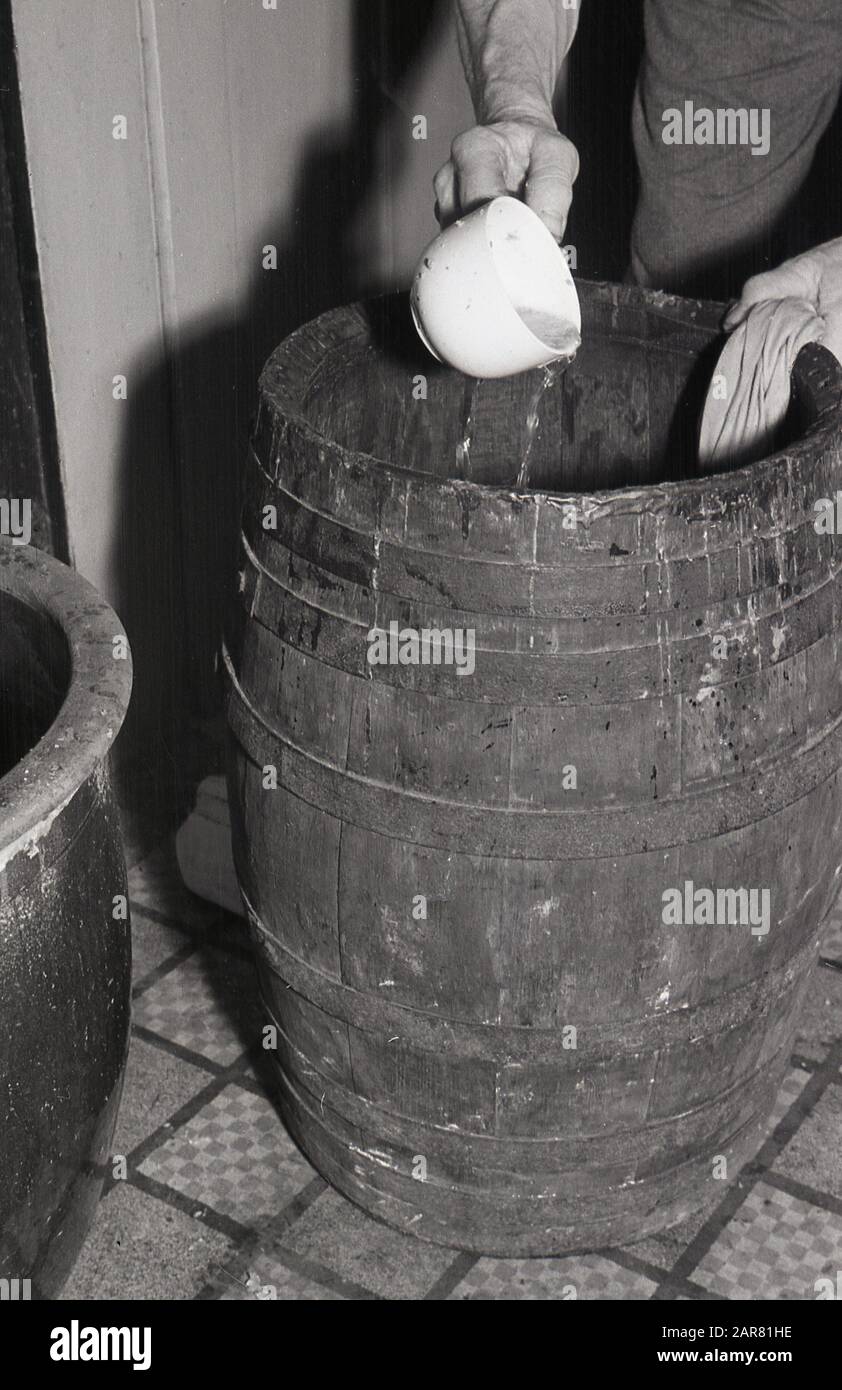 Los años cincuenta, históricos, de un viejo barril woodem, un hombre
