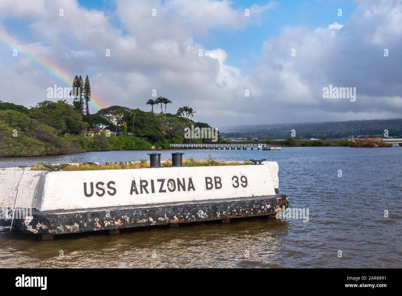 Oahu, Hawai, Estados Unidos. - 10 De Enero De 2020: Pearl Harbor. Punto de amarre histórico de color blanco fuera del muelle para el USS Arizona en aguas azuladas bajo un paisaje de nubes azules. Bel Foto de stock