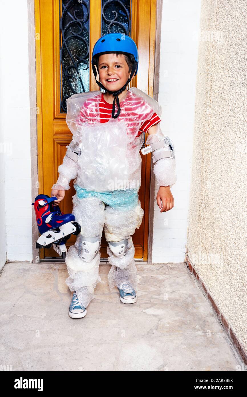 Nino Con Rollerblades Bola Use Super Seguro Papel De Burbuja Y Casco Tienen Madre Sobreprotectora De Pie Cerca De La Puerta De Casa Fotografia De Stock Alamy