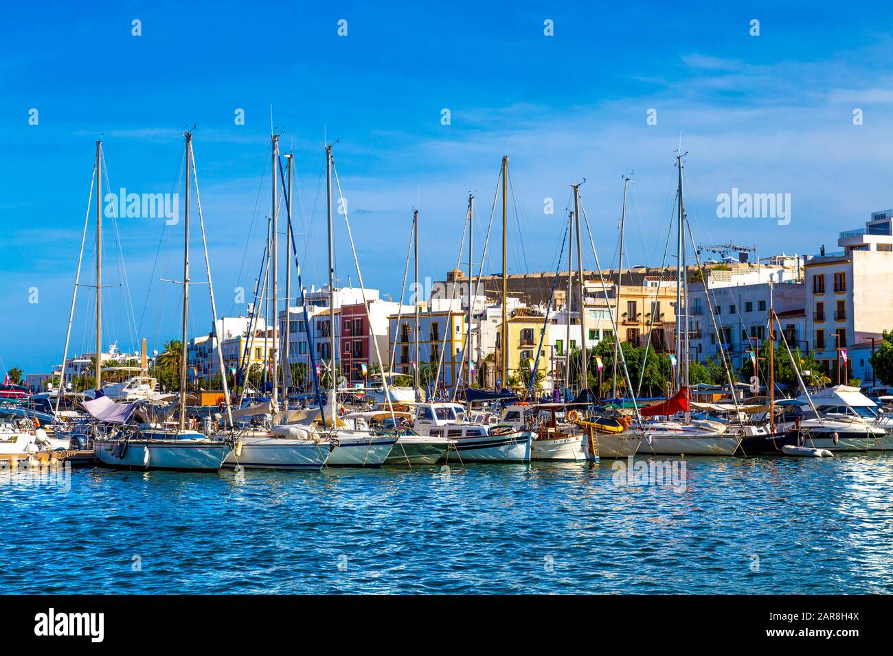 Amarres de veleros en Port d'Eivissa, Ibiza, España Foto de stock
