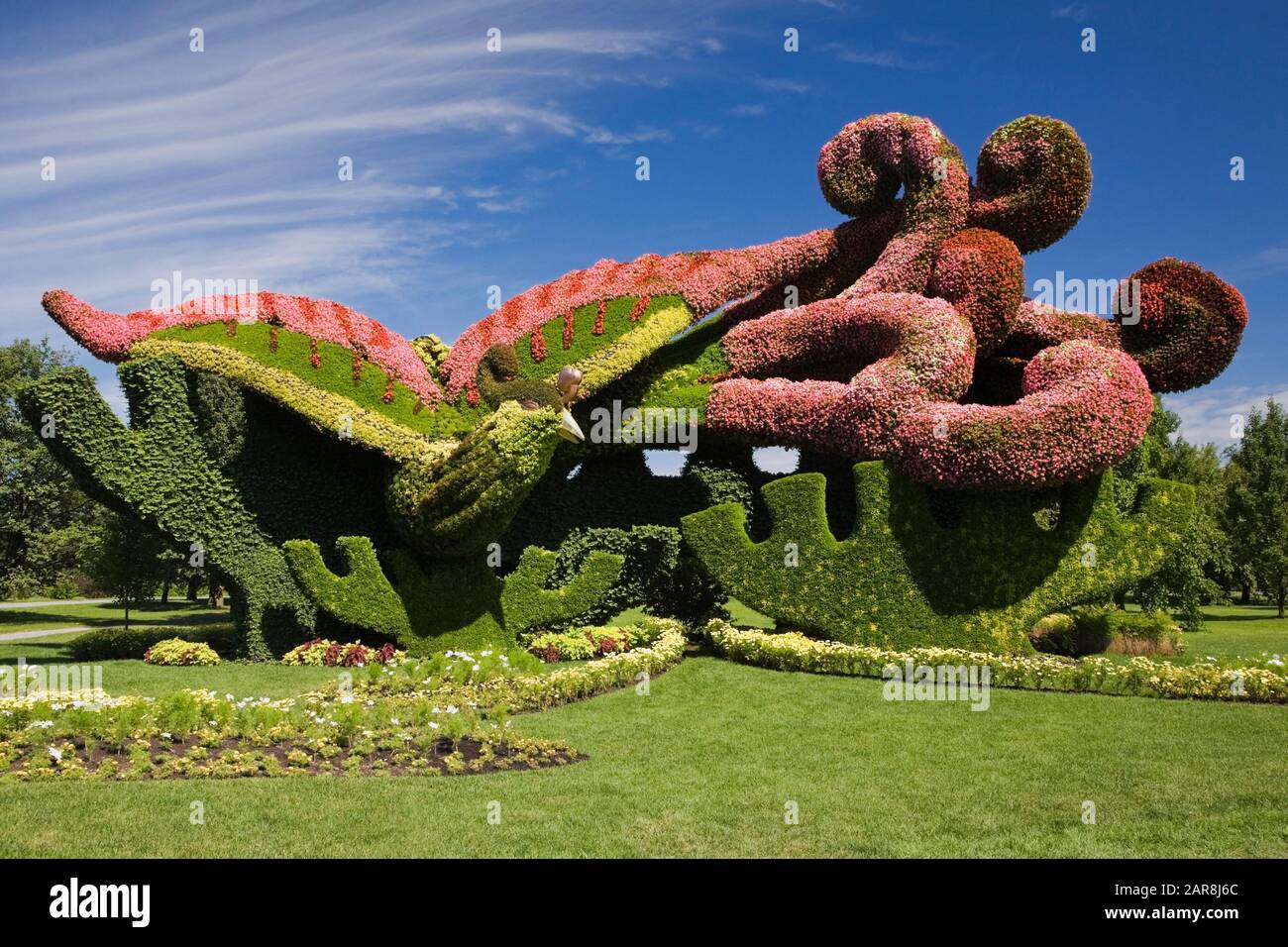 Escultura de planta viva en verano llamada 'Plantar árboles planos Para  Atraer a la Phoenix' creado en formas de malla metálica llenas de tierra y  varias plantas Fotografía de stock - Alamy