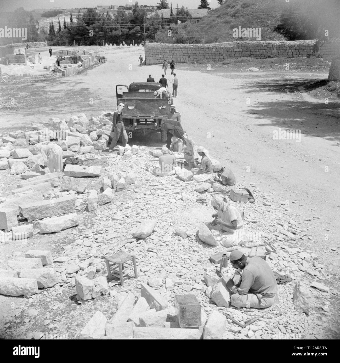 Oriente Medio 1950-1955: Jordania Piedra trabaja en una cantera cerca del campamento de refugiados Hussein cerca de Ammán Fecha: 1950 ubicación: Jordania palabras clave: Canteras, camiones Foto de stock