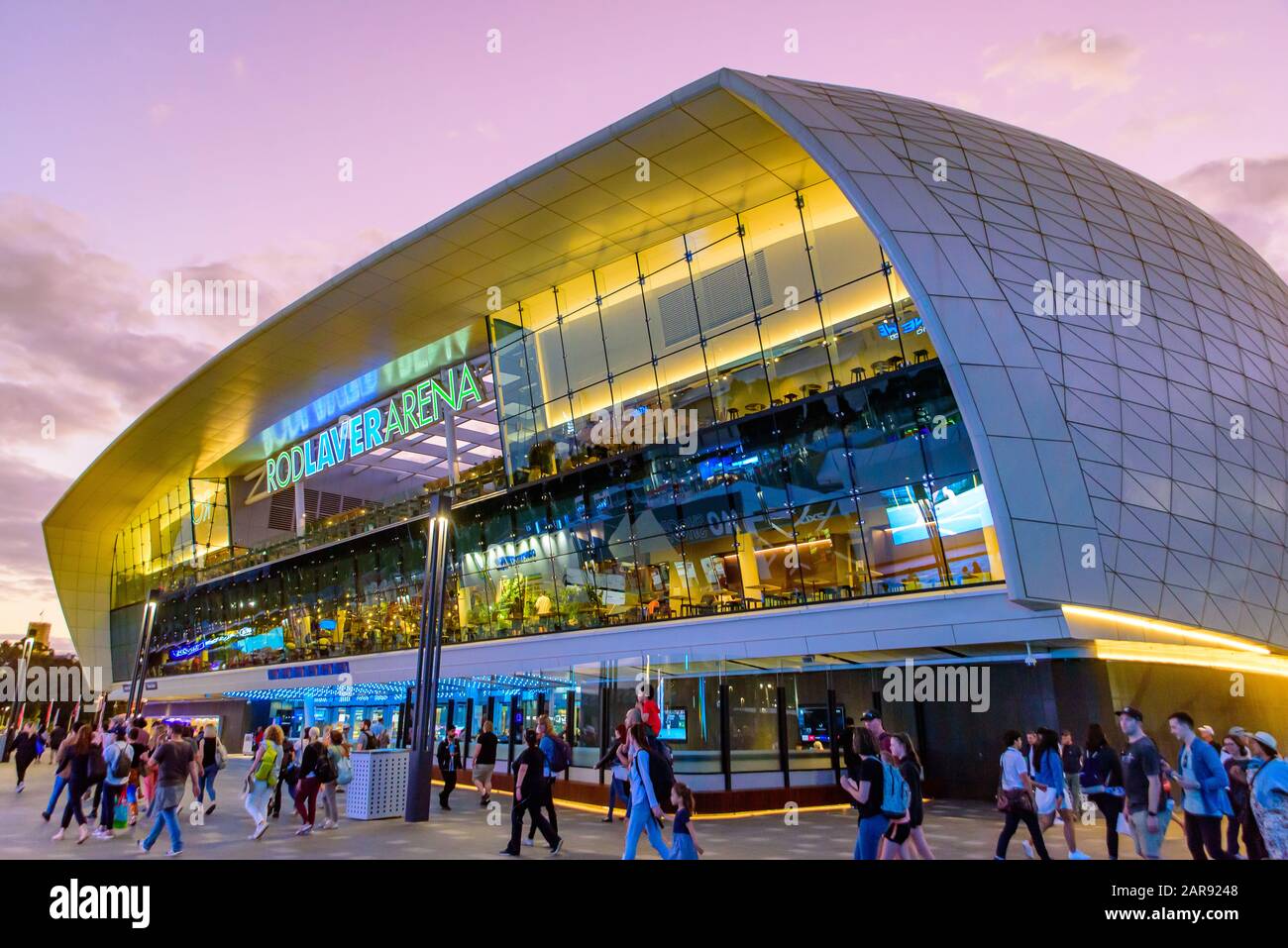 Rod Laver Arena para el Abierto de Australia 2020 al atardecer, un lugar de tenis en Melbourne Park, Melbourne, Australia Foto de stock