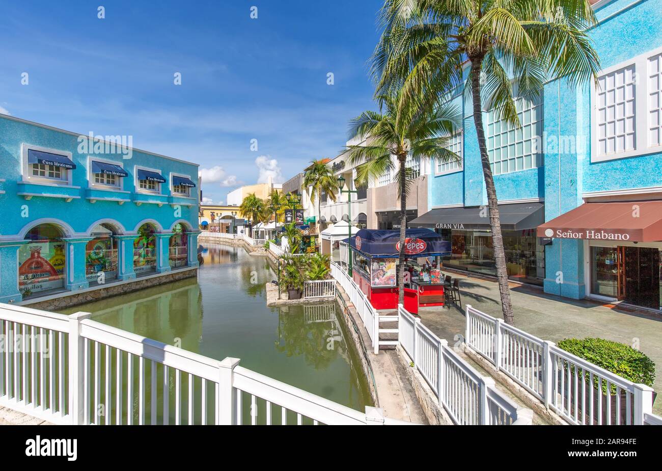 Plaza las americas cancun fotografías e imágenes de alta resolución - Alamy