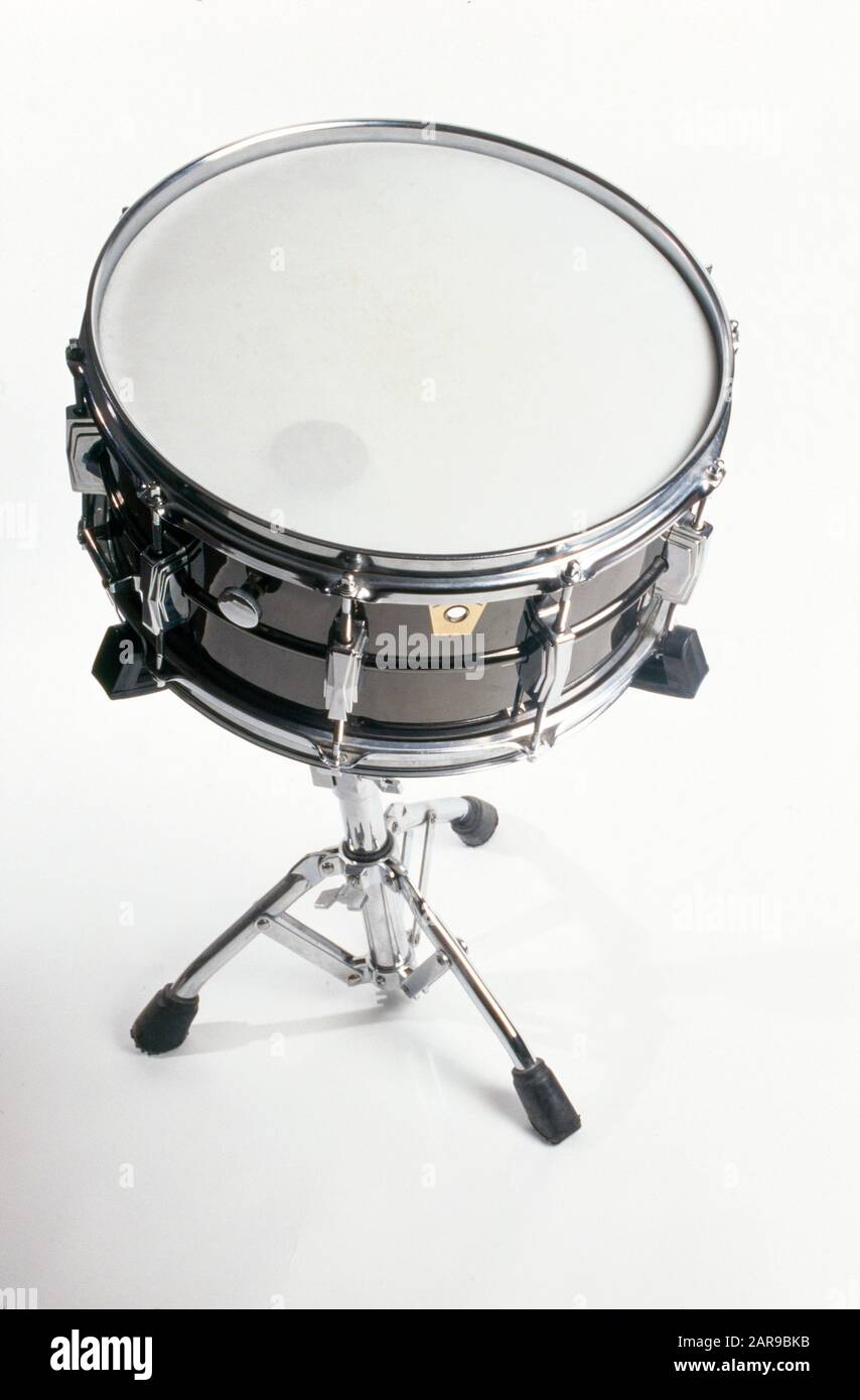 Un tambor de ronquido o un tambor lateral es un instrumento de percusión  que produce un sonido de staccato agudo cuando se golpea la cabeza con un  palillo de tambor, debido al