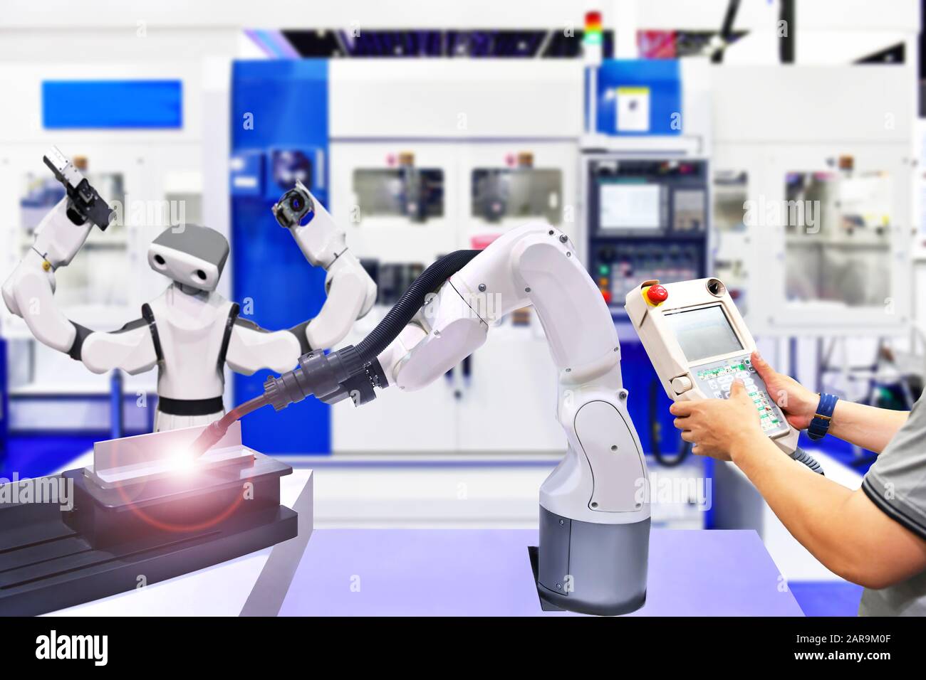 Ingeniero de comprobación y control moderno de alta calidad automatización de robots de soldadura brazo en industrial Foto de stock