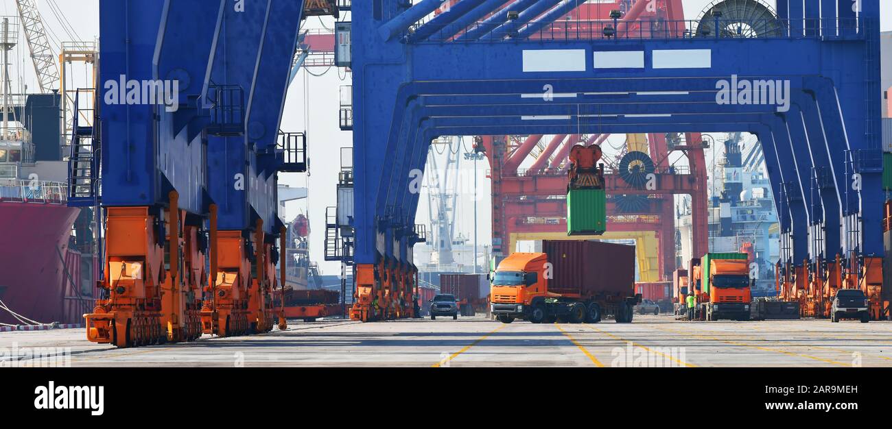Logística industrial y transporte de camiones en el patio de contenedores para negocios logísticos y de carga en el puerto de embarque Foto de stock