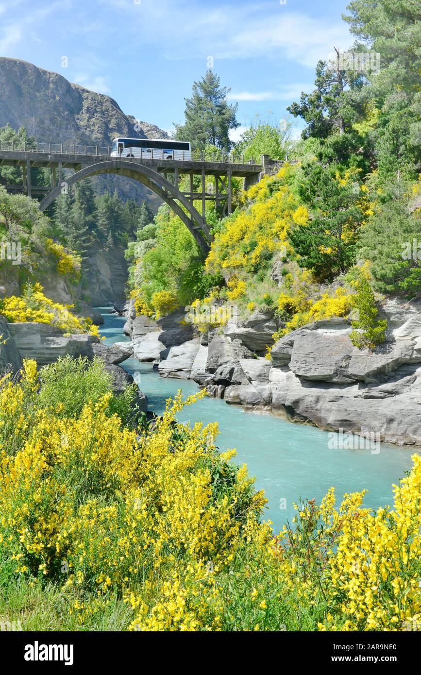 Puente histórico de madera sobre el río Shotover, Queenstown, Nueva Zelanda Foto de stock