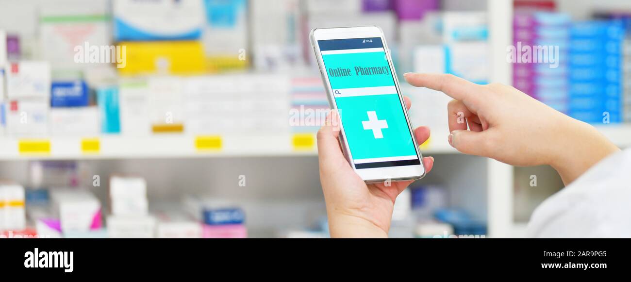 Farmacéutico uso móvil smartphone para buscar barra en la pantalla en farmacia farmacia estantes antecedentes.Online concepto médico. Foto de stock