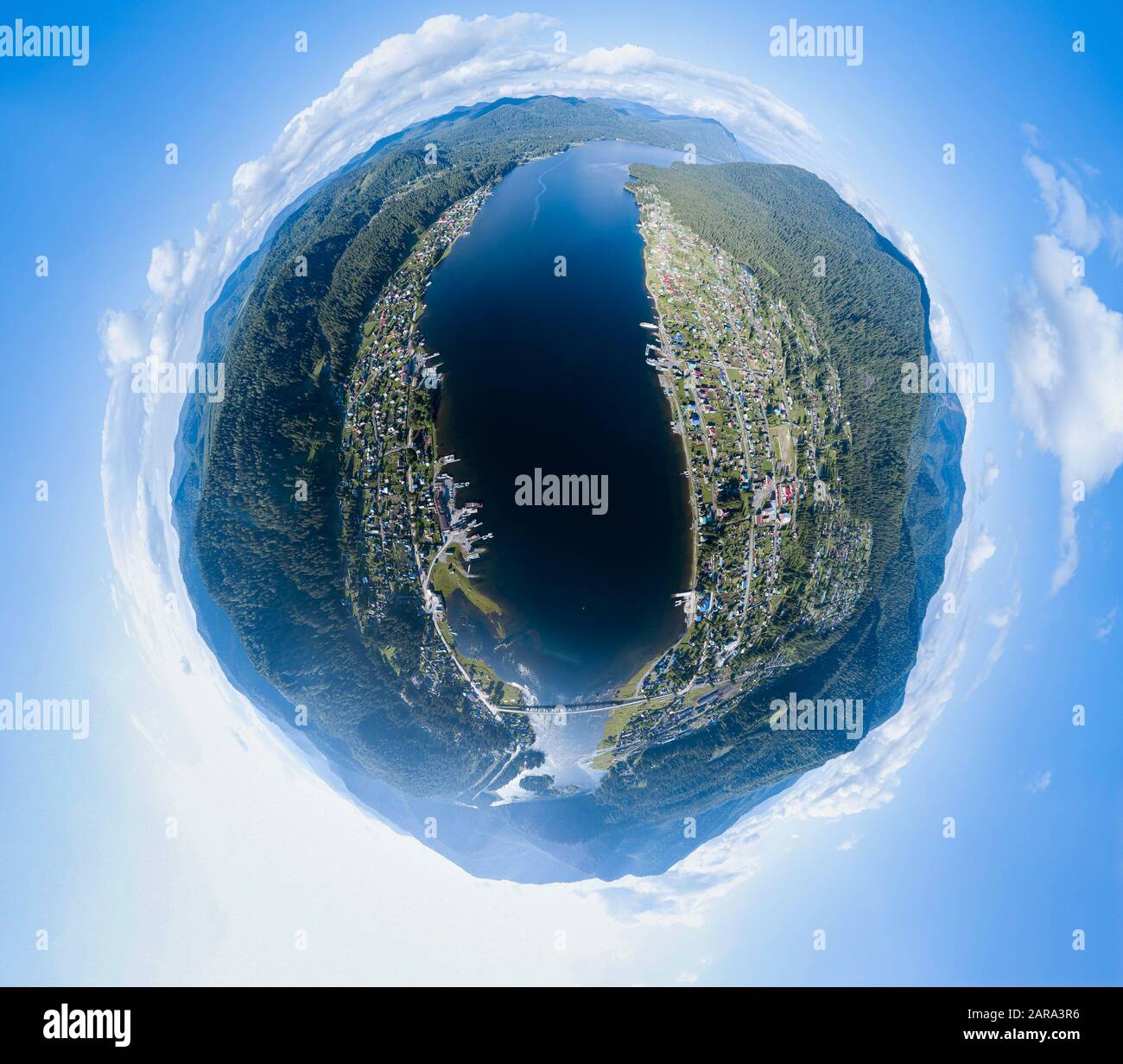 Vista aérea de 360 grados de la tierra del planeta cerca de las montañas  Altai con el lago Teletskoye azul profundo rodeado de cielo y nubes. Full VR  360 Degr Fotografía de