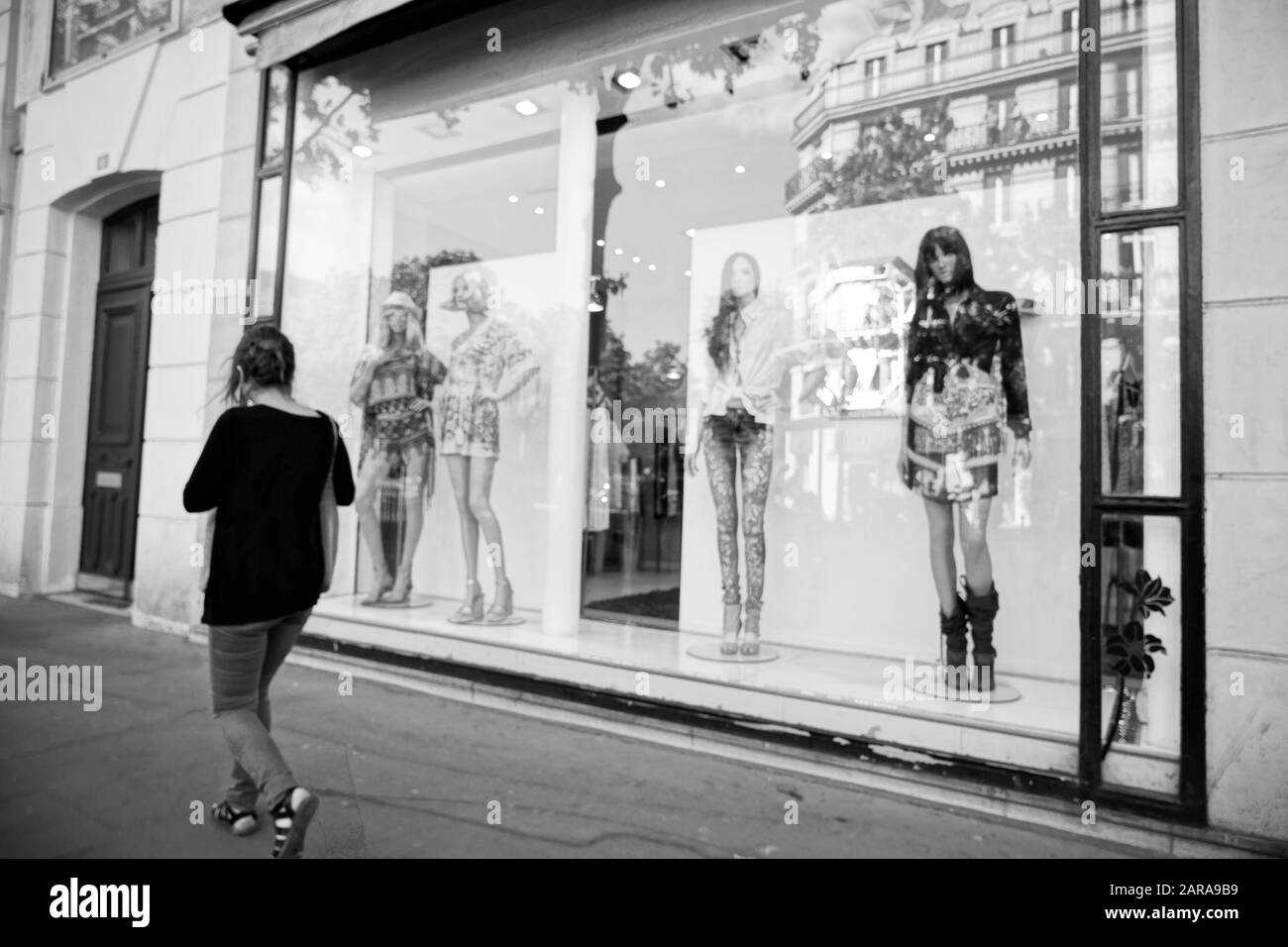 Ventana de la tienda de ropa de moda, París, Francia, Europa Foto de stock