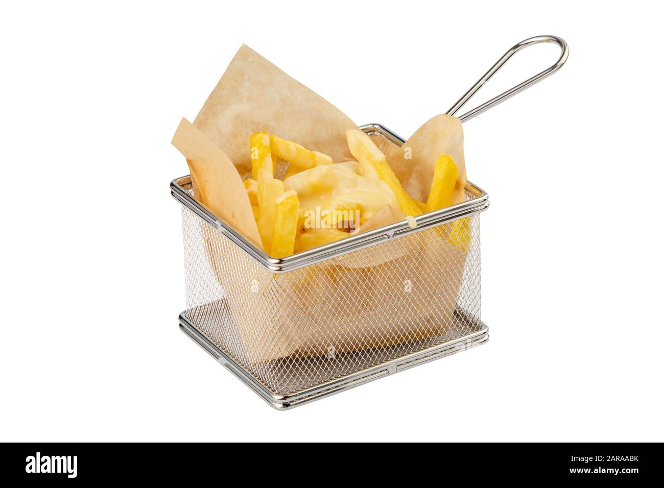 Patatas fritas servidas en una cesta de fritura de malla metálica aislada sobre fondo blanco Foto de stock