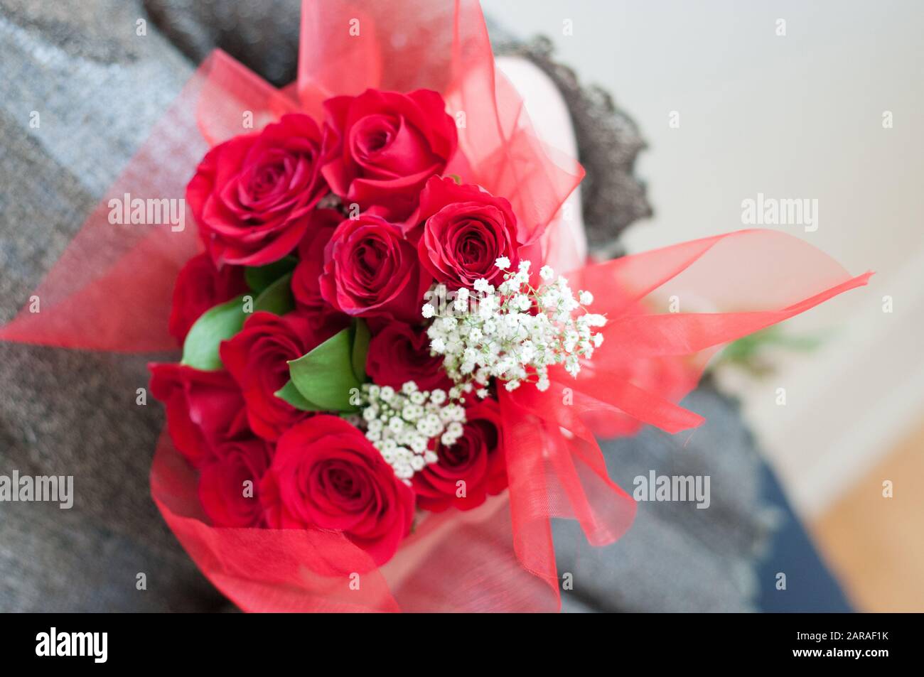 Mujer sosteniendo bouquet de flores Foto de stock