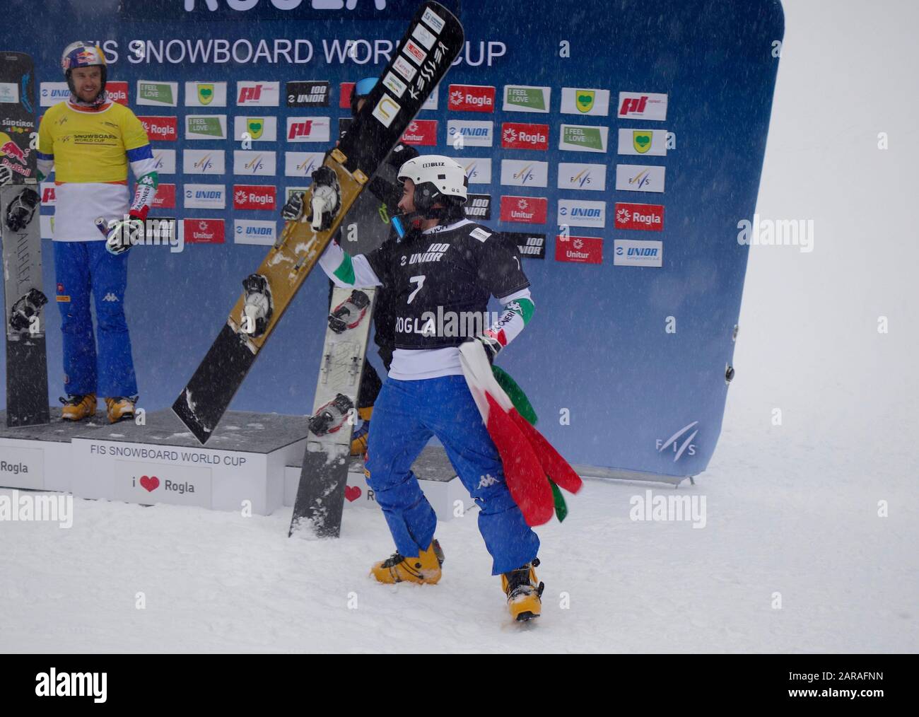 Edwin Corrati (ITA) celebra la victoria de FIS Snowboard World cup Parallel Giant Slalom- Rogla 2020. Foto de stock