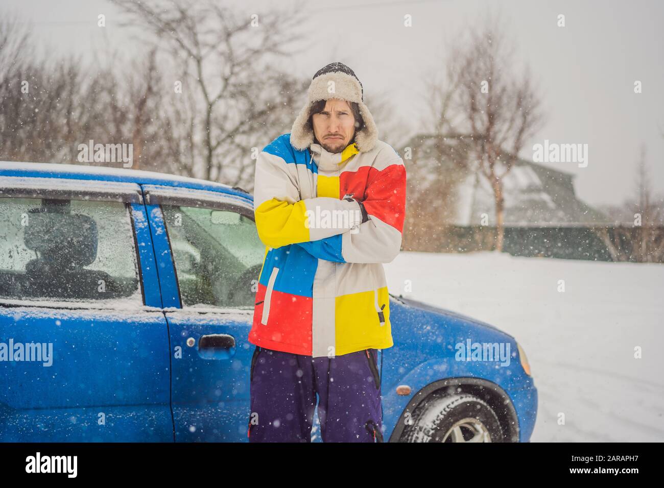 El hombre estaba muy congelado en invierno bajo nevadas. Problemas de invierno Foto de stock