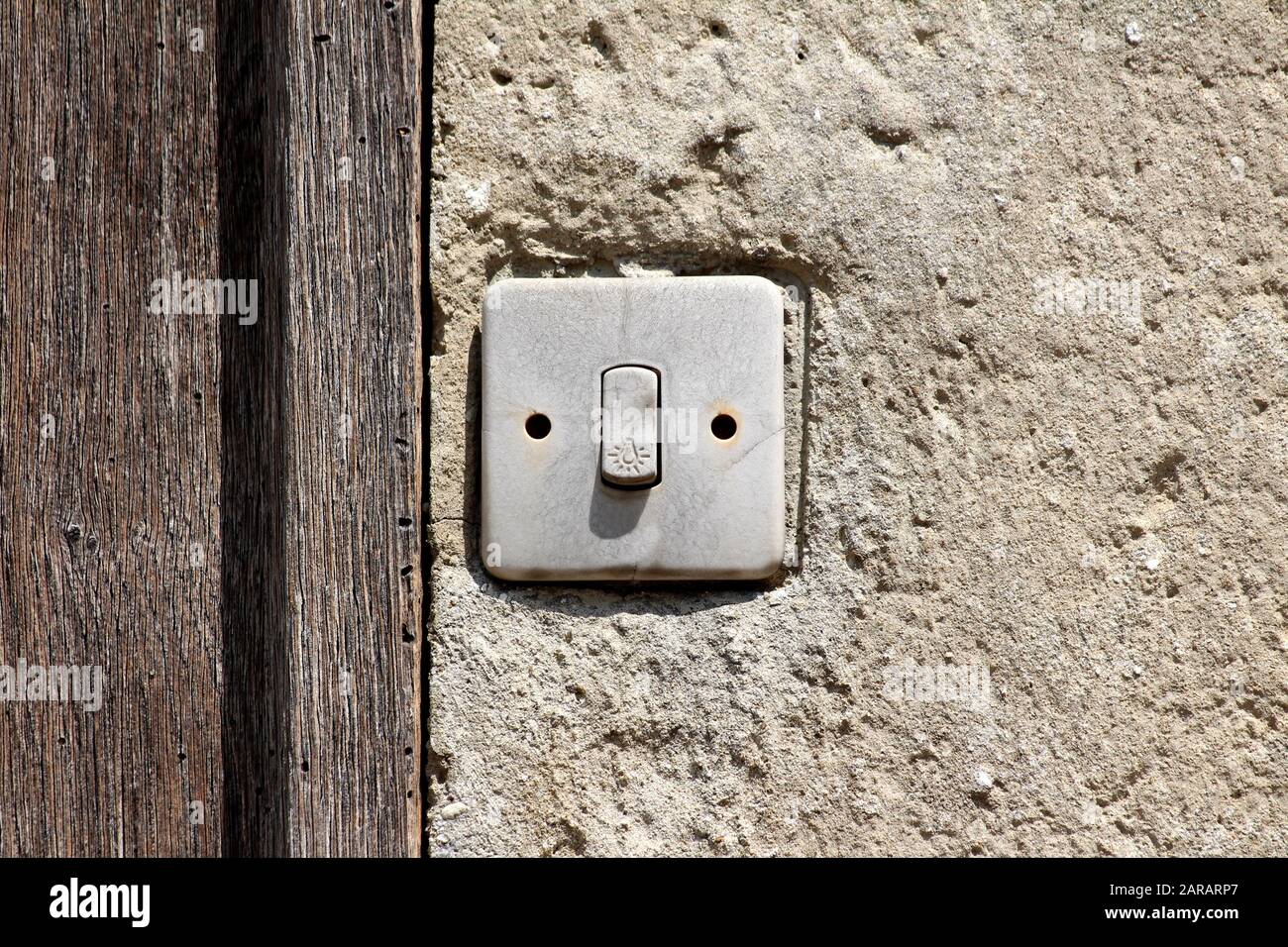 Sucio gris viejo pequeño interruptor de luz roto al lado de puertas de  madera en la pared deteriorada de ruinas abandonadas de casa de familia  suburbana Fotografía de stock - Alamy