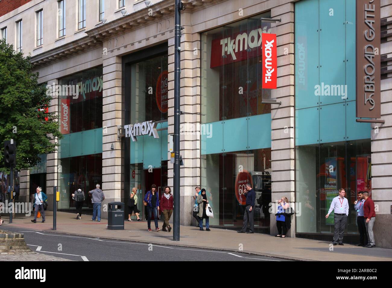 Leeds, Reino Unido - 12 DE JULIO de 2016: La gente entra en la tienda TK  Maxx en Leeds, Reino Unido. A partir de 2014, la compañía de venta de ropa y
