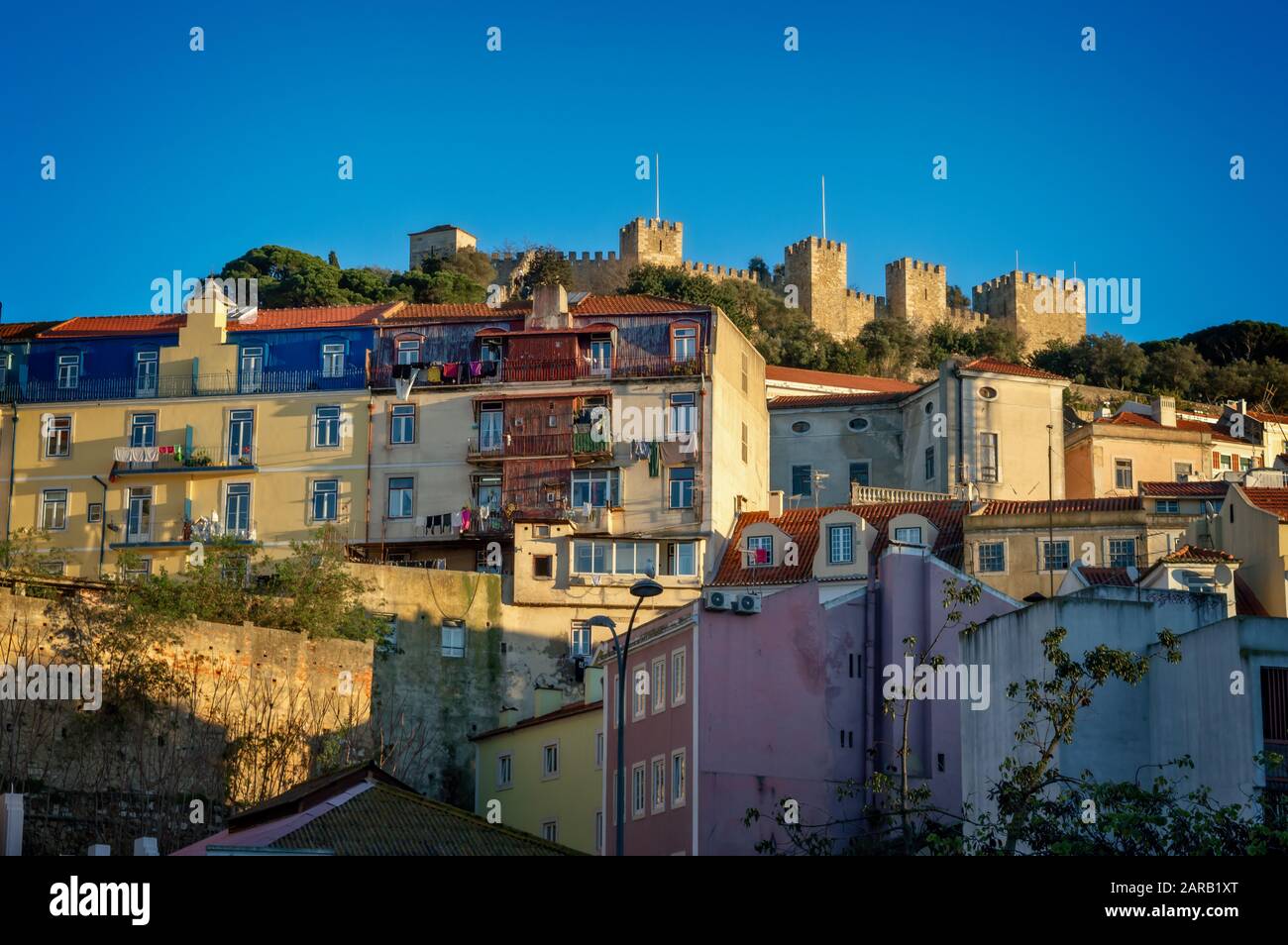 Barrio de Castelo en lo alto de la colina y el castillo medieval de São Jorge en Lisboa, Portugal Foto de stock