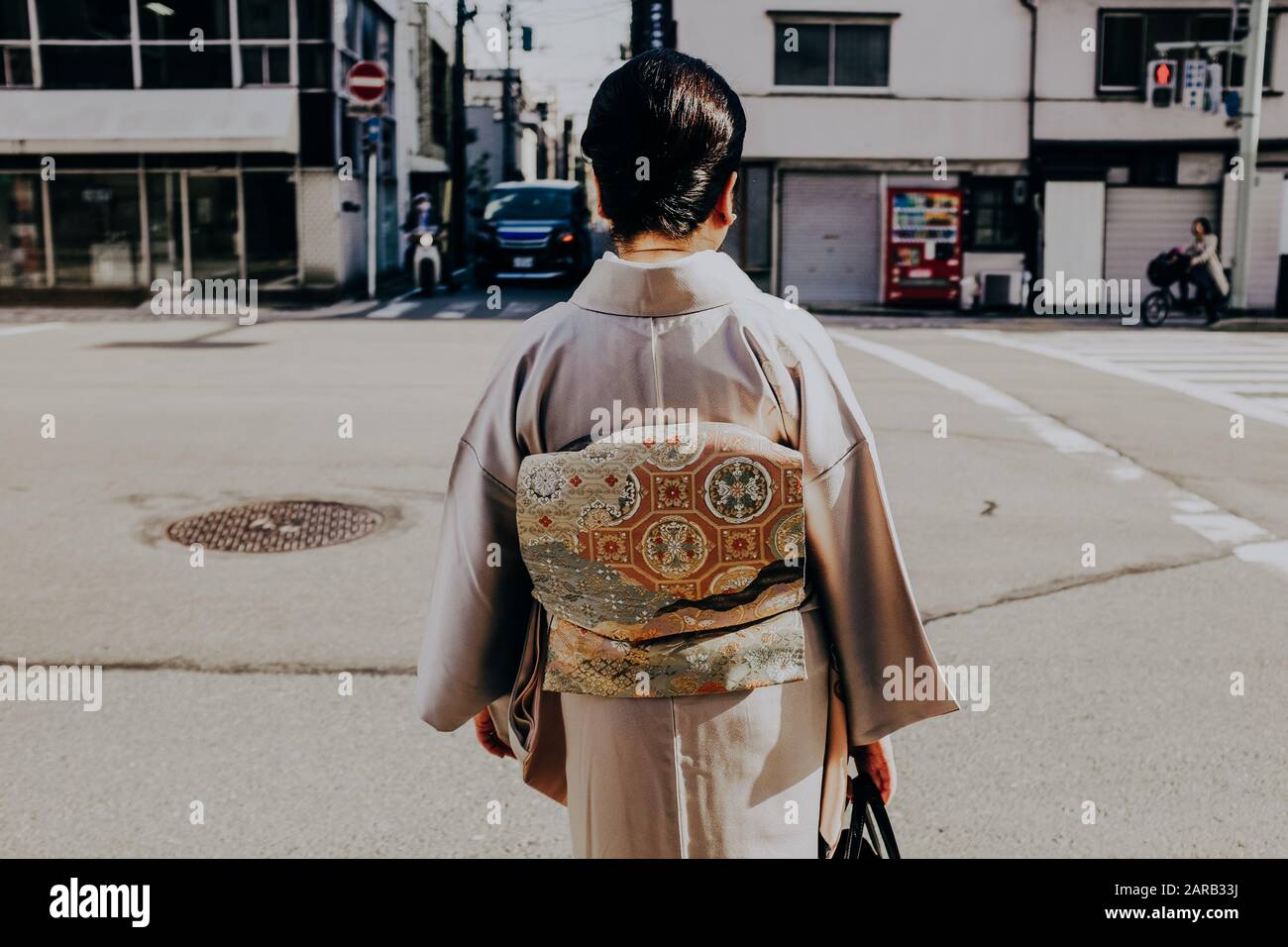 Escena de calle todos los días en Japón. Mujeres japonesas en Kimono tradicional Foto de stock