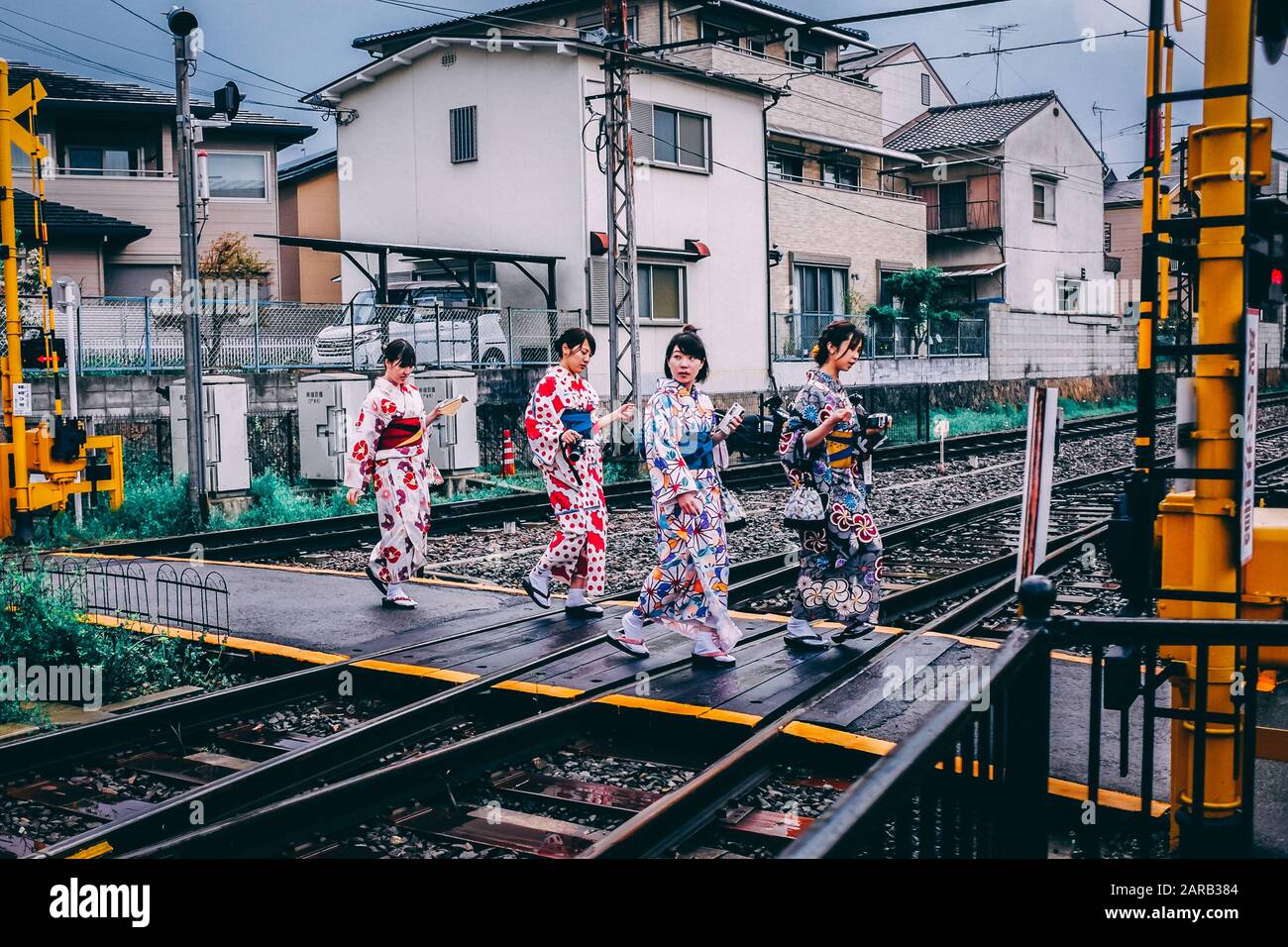 Escena de calle todos los días en Japón. Mujeres japonesas en Kimono tradicional Foto de stock