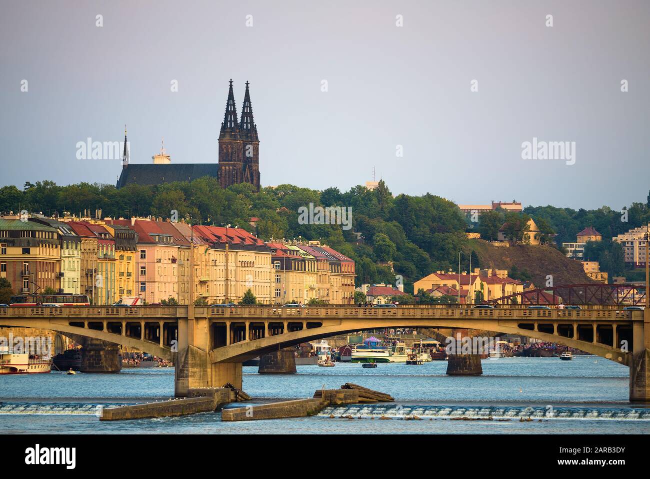 Puente Legión sobre el río Vltava y Catedral de San Vito en Praga, República Checa Foto de stock