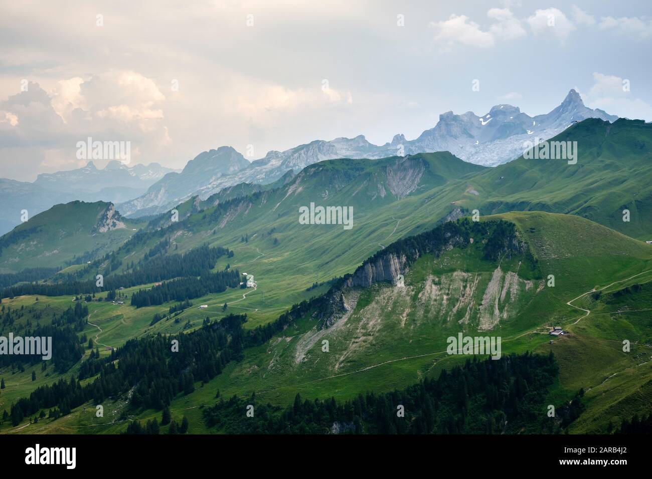 El paisaje verde de las tierras de cultivo y la zona de paseo de Stoos, Morschach, Schwyz, Suiza UE - Alpes suizos paisaje de montaña de verano Foto de stock