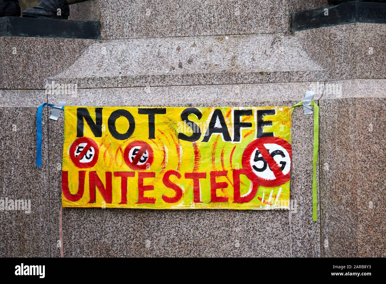 Londres, Reino Unido - 25 de enero de 2020: Un banner crítico de 5G se muestra en una protesta contra la introducción de la tecnología. Foto de stock