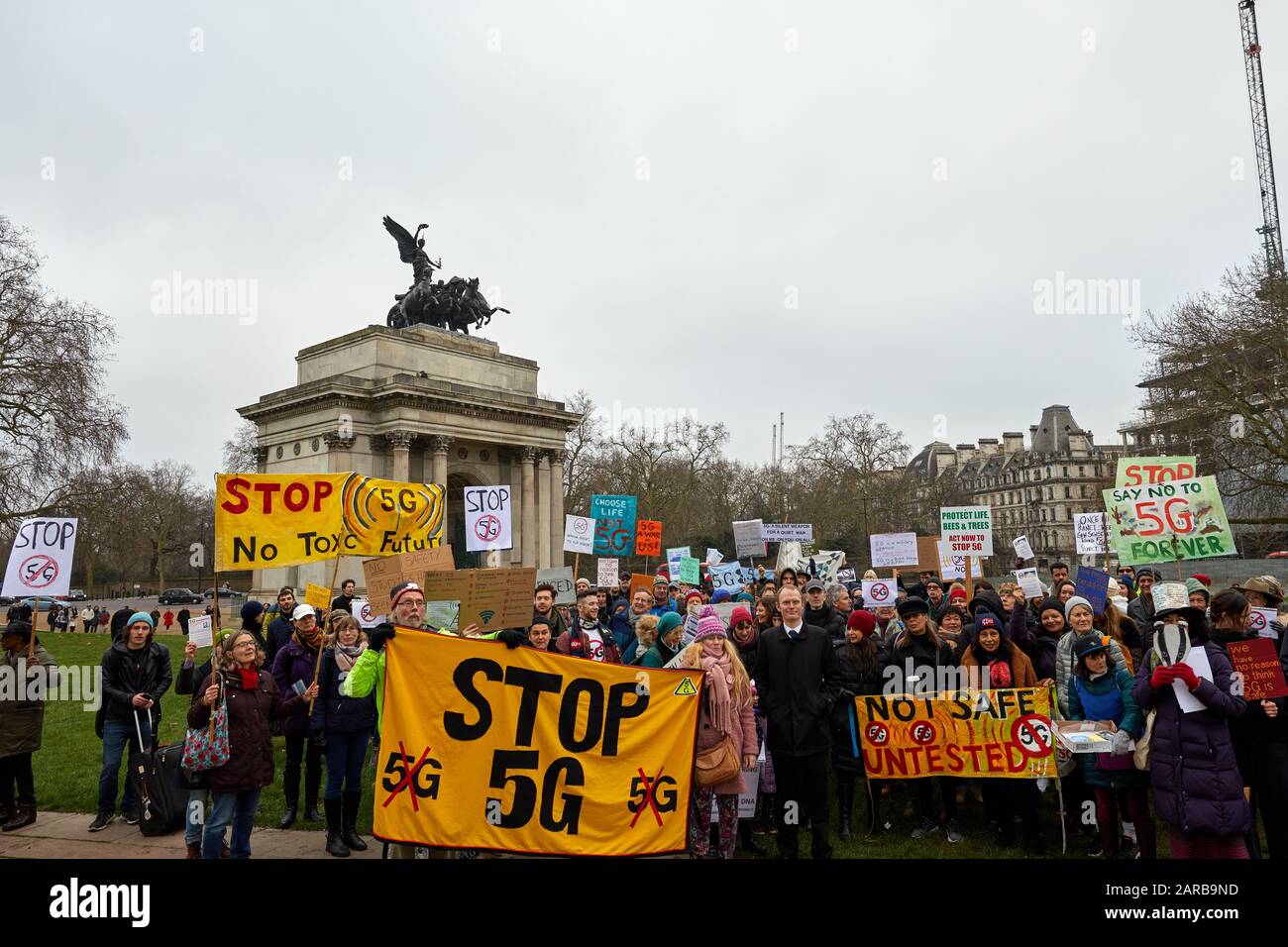 Londres, Reino Unido - 25 de enero de 2020: Los manifestantes se reúnen en Hyde Park Corner pidiendo que se detenga la introducción de la tecnología 5G. Foto de stock